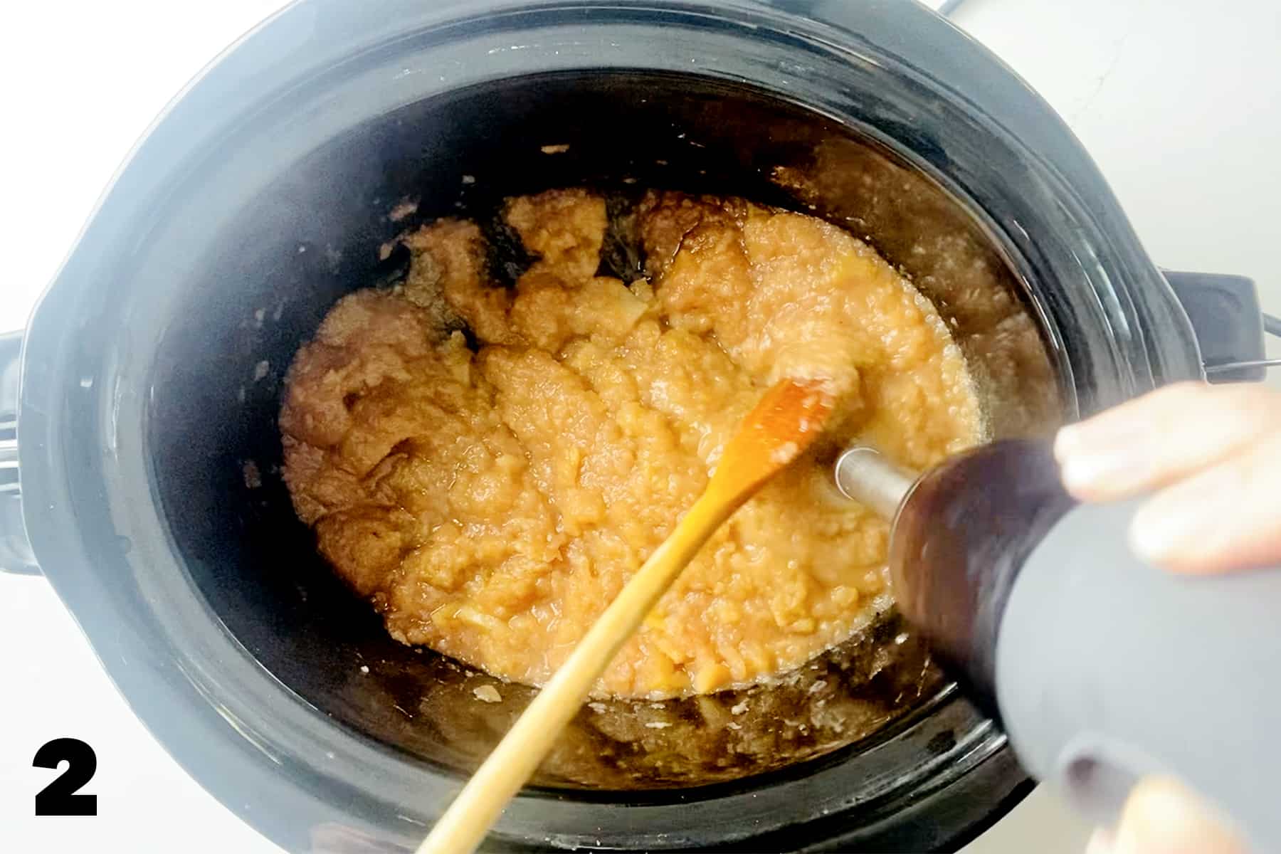immersion blender pureeing applesauce in slow cooker