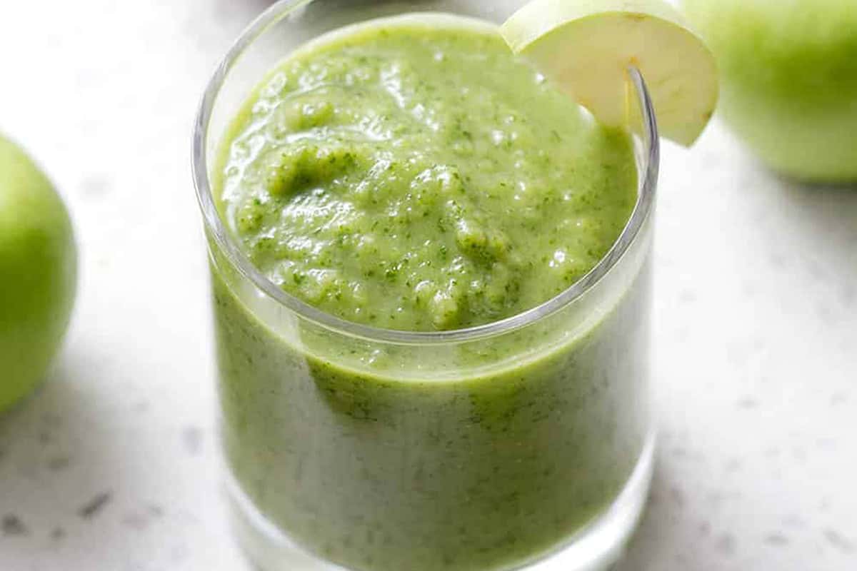 close up of spinach and apple smoothie
